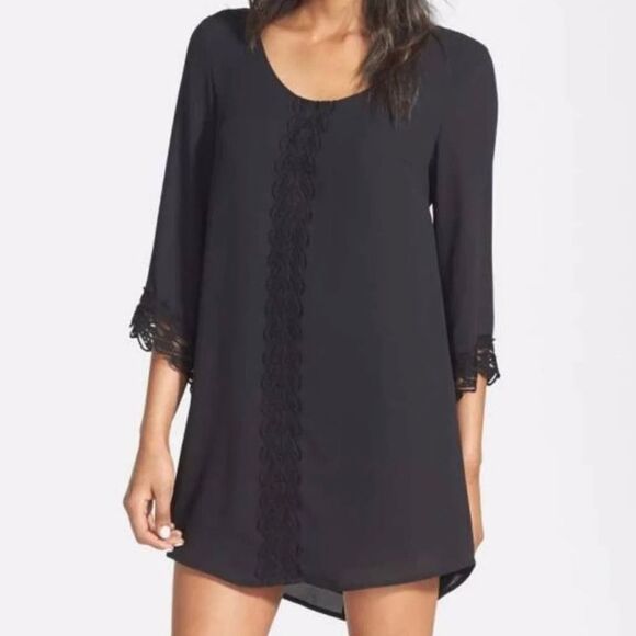 Astr Dresses & Skirts - Astr Lace Trim Open Back Shift Dress Black Size M